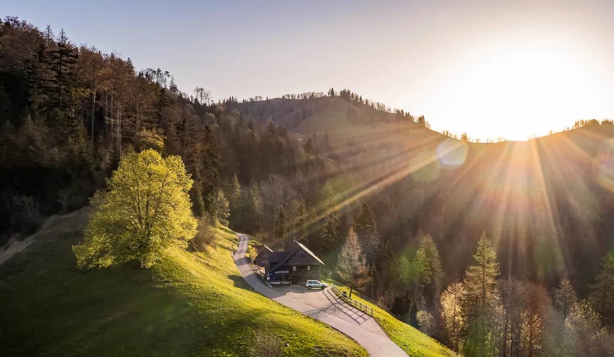 Das Berggasthaus Sennhütte bei Sonnenaufgang/-untergang.